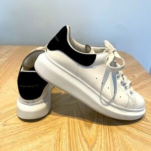 Alexander McQUEEN Leather Sneaker in White/Black
